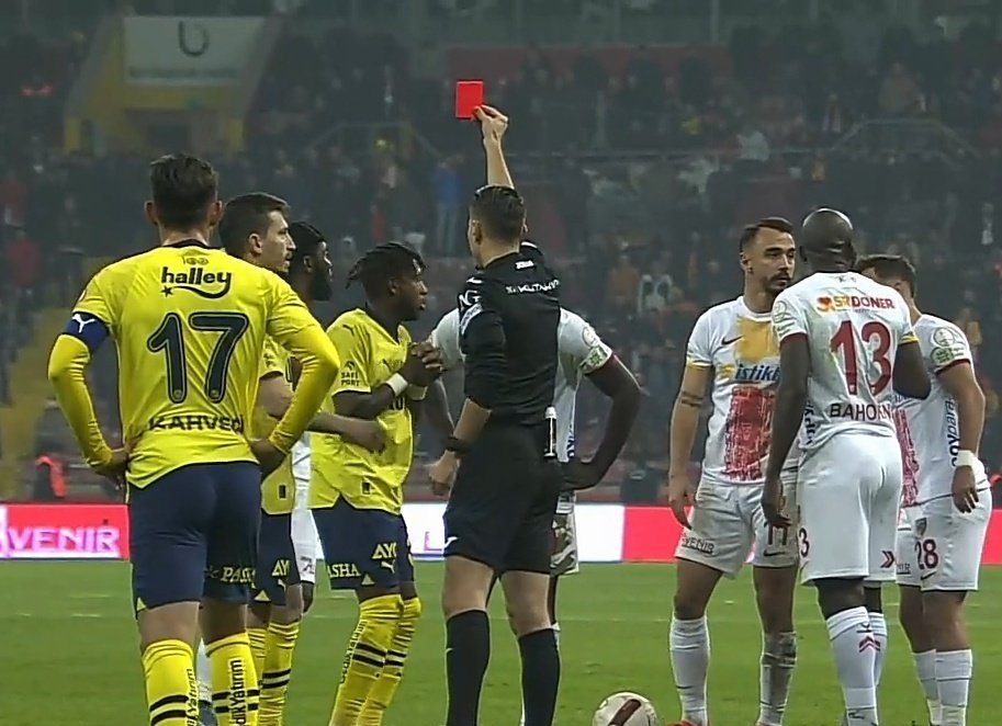 İsmail Kartal’dan Mert Hakan Yandaş’a kırmızı kart tepkisi! İşte o anlar...