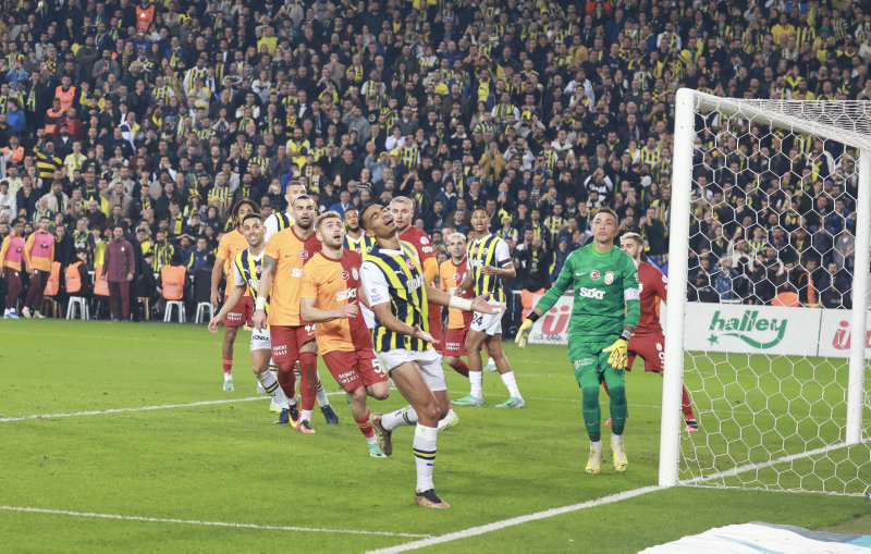 TRANSFER HABERİ - 1 Fenerbahçe’den 1 Galatasaray’dan! İngiliz devi yıldız isimler için geliyor