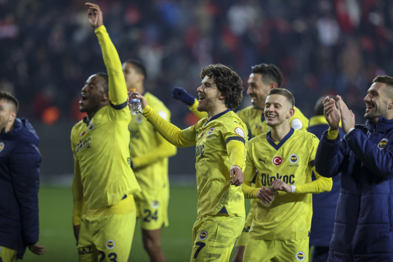 TRANSFER HABERİ - Fenerbahçe’nin yıldızı takımdan ayrılıyor! Resmi teklif yapıldı