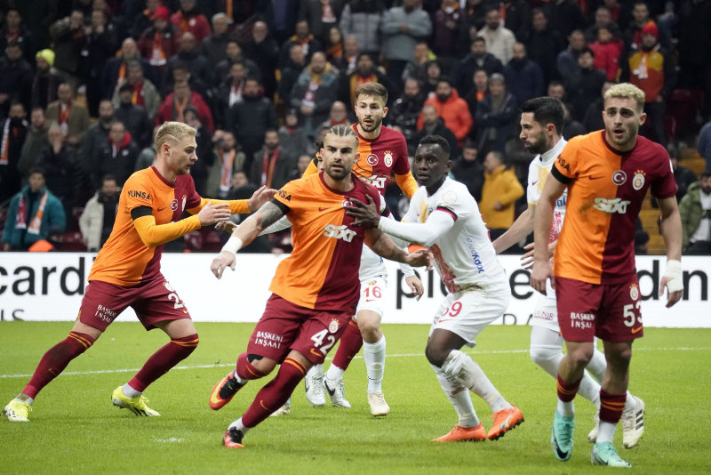 Galatasaray’da Okan Buruk’tan Icardi ve Davinson Sanchez açıklaması!