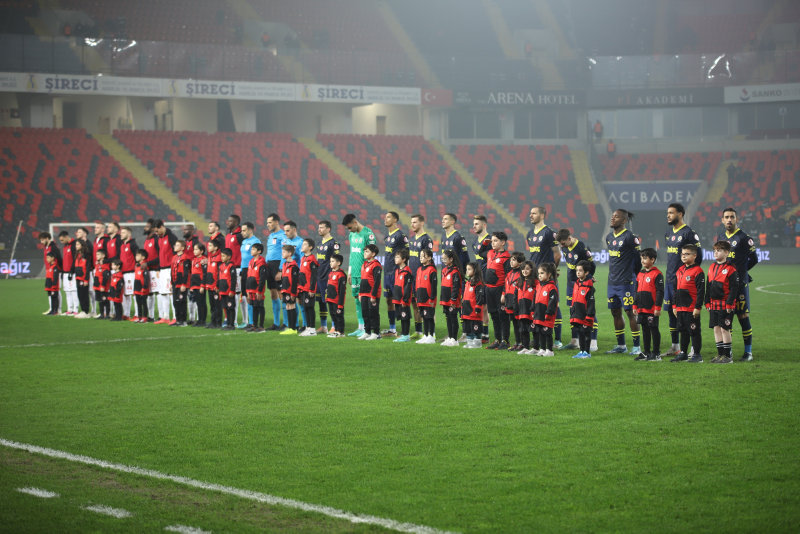 Gaziantep FK-Fenerbahçe maçı sonrası sert eleştiri! Ne yaptığını bilmiyor