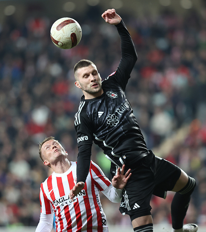 Beşiktaş’ta sil baştan! 9 oyuncu ile yollar ayrılacak