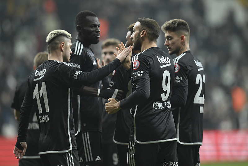 Beşiktaş’ta sil baştan! 9 oyuncu ile yollar ayrılacak
