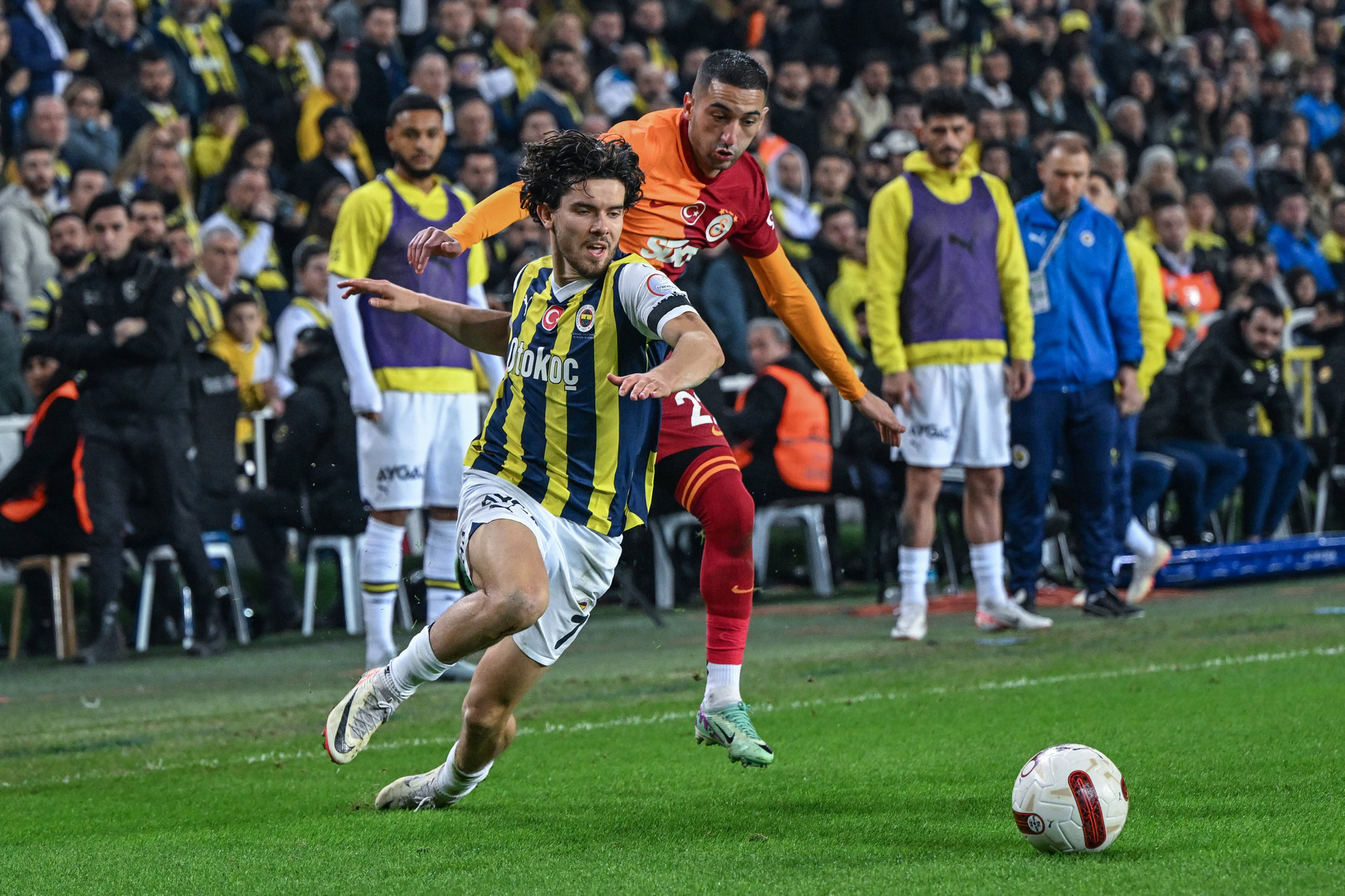Bir bir takımdan ayrılacaklar! Fenerbahçe ve Galatasaray’dan 12 futbolcu...