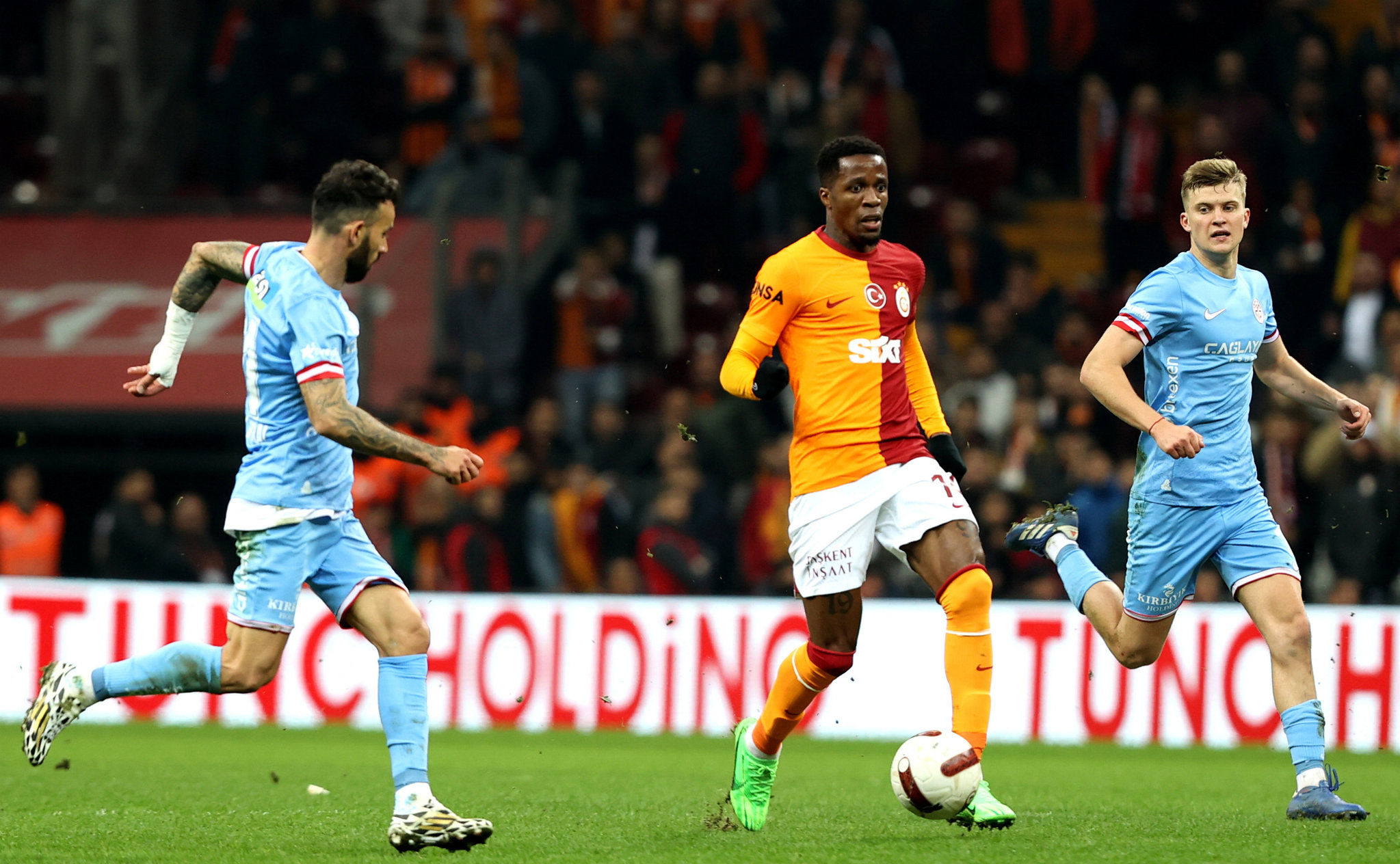 TRANSFER HABERİ: Wilfried Zaha’nın menajeri resmen açıkladı! Galatasaray’dan ayrılacak mı?