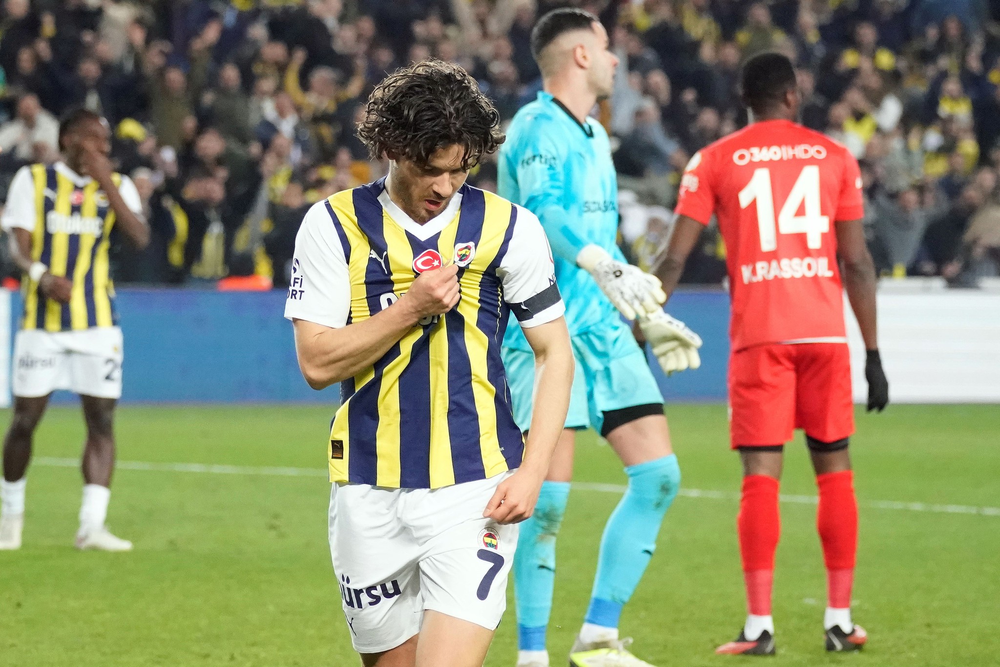 TRANSFER HABERİ | Fenerbahçe’de Ferdi Kadıoğlu gidiyor o geliyor! Galatasaray da istiyordu