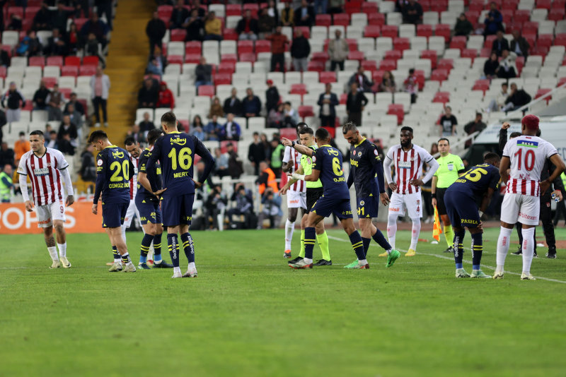 Fenerbahçeli futbolculardan karara büyük isyan! Sesleri koridorda yankılandı