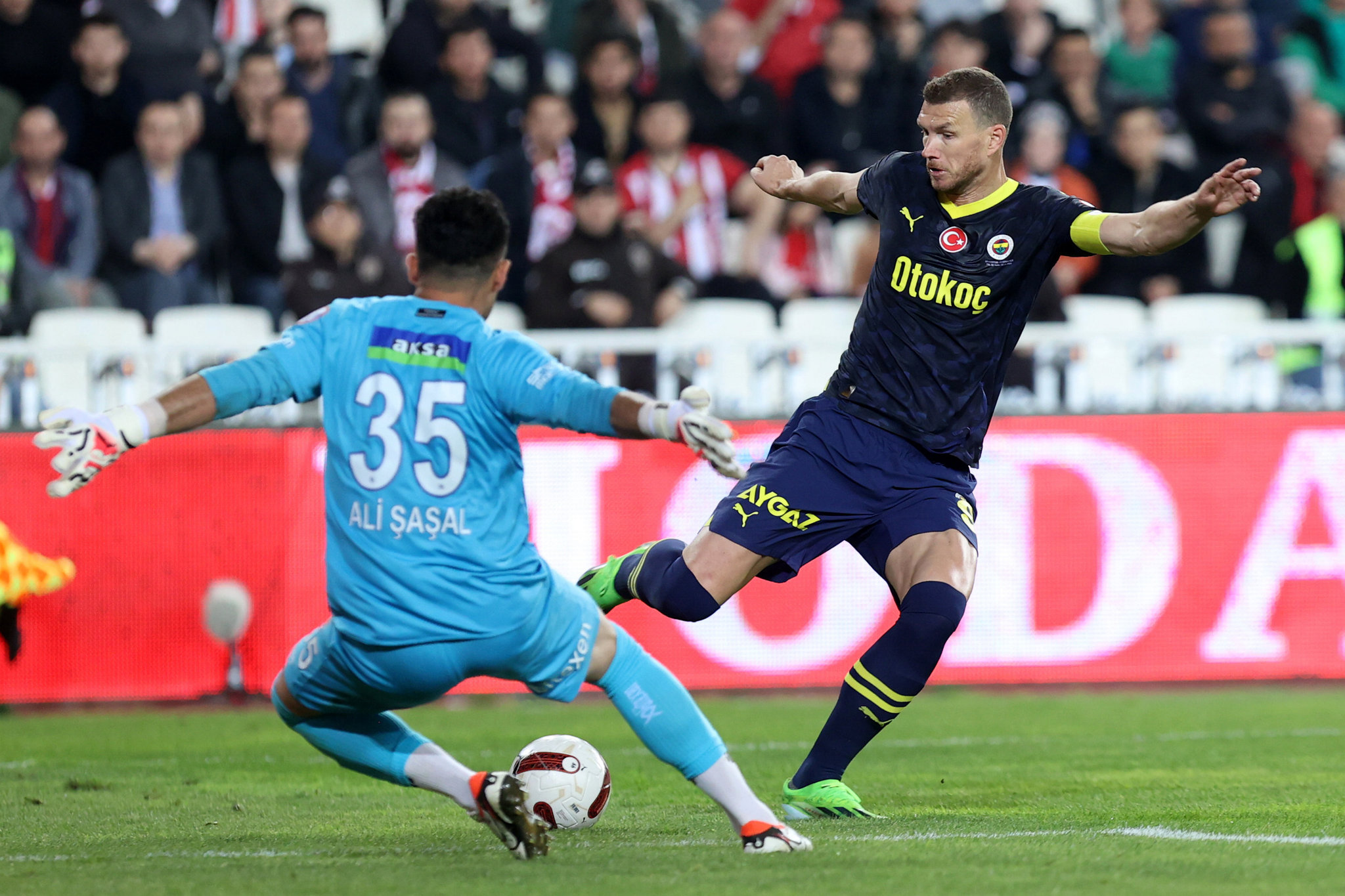 FENERBAHÇE HABERLERİ | İsmail Kartal ile Edin Dzeko arasında neler yaşandı? İşte o flaş gerçek!