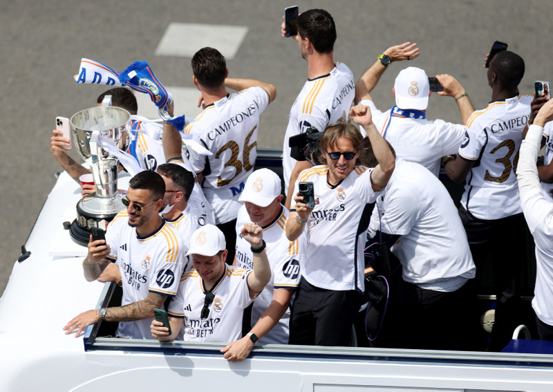 Real Madrid’in şampiyonluk fotoğrafında Florentino Perez ve Arda Güler detayı!