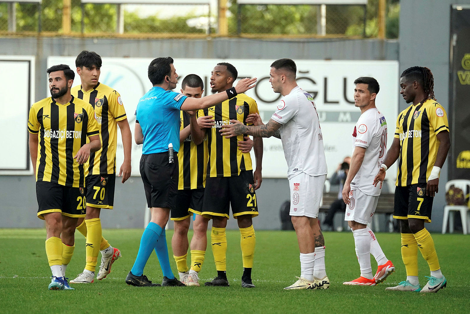 Son hafta alev alev! Süper Lig’de küme düşme ve şampiyonluk hattı...