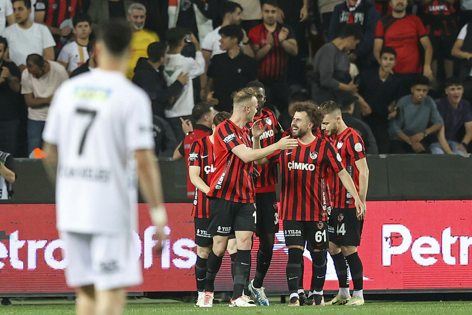 Son hafta alev alev! Süper Lig’de küme düşme ve şampiyonluk hattı...