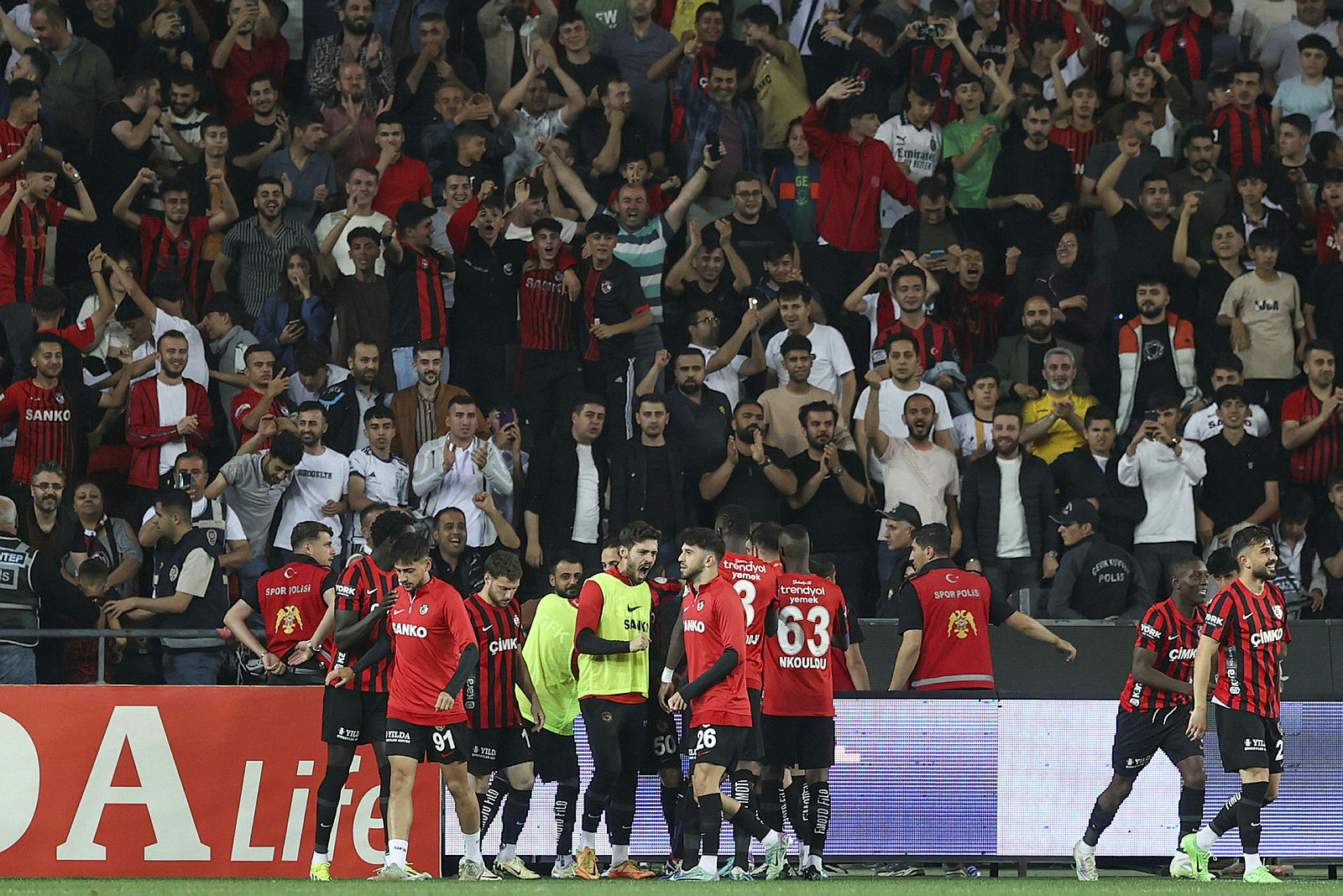 Son hafta alev alev! Süper Lig’de küme düşme ve şampiyonluk hattı...