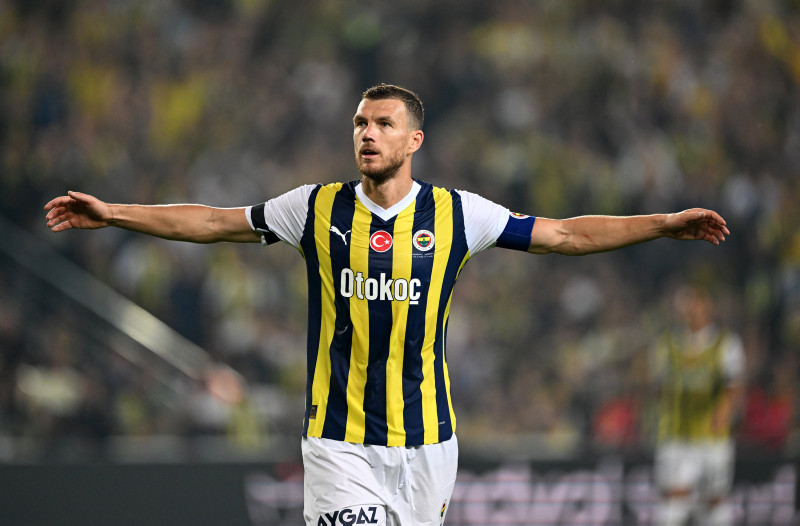 FENERBAHÇE TRANSFER HABERLERİ | Edin Dzeko kararını verdi! Takımda kalacak mı?