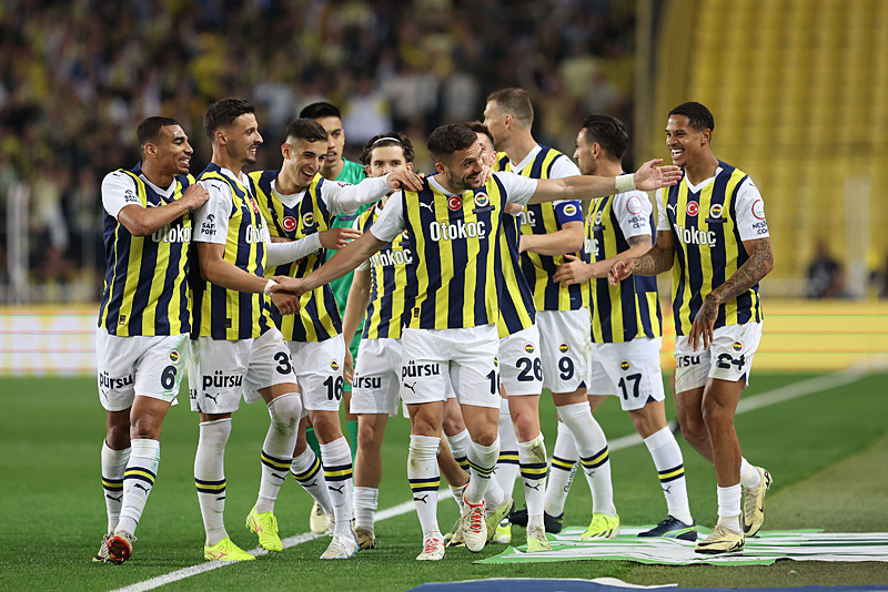 Fenerbahçe’den Manchester’a transfer çıkarması! Hem 6 numara hem de stoper...