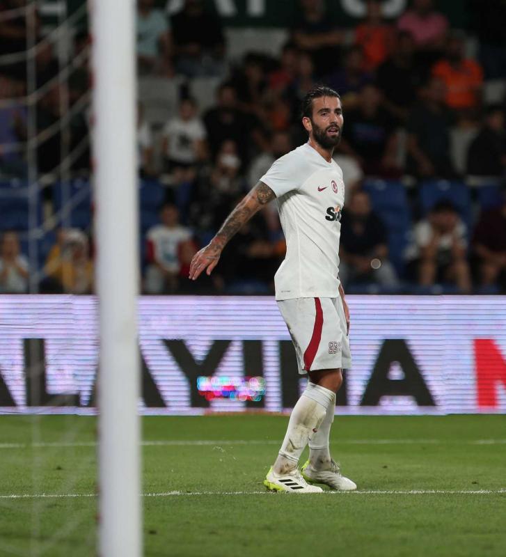 Galatasaray’da yıldız isme kulüp bulunamıyor! Peki şimdi ne olacak?
