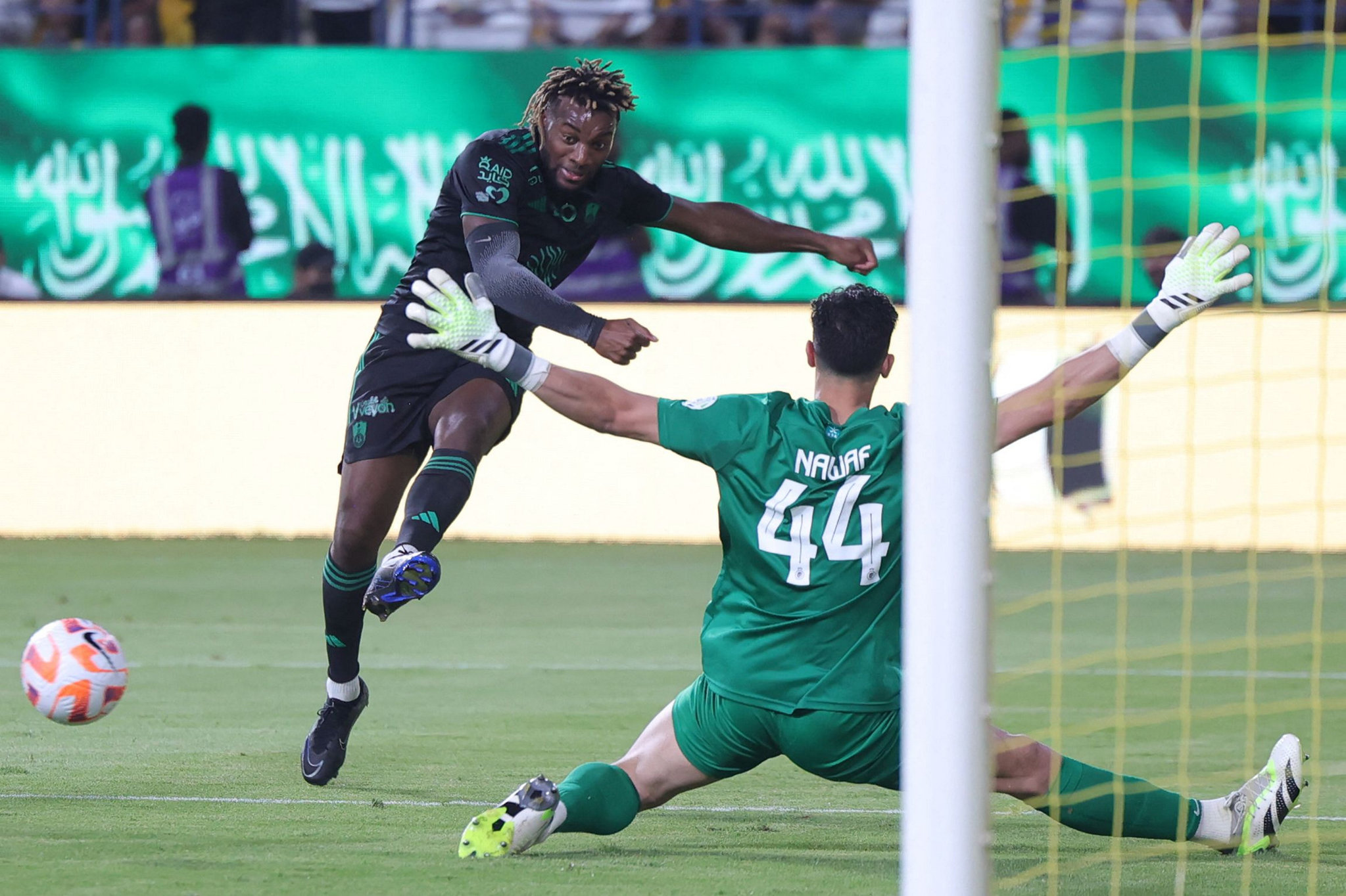 FENERBAHÇE TRANSFER HABER | Allan Saint-Maximin yeni sezonda çubukluyu giyecek mi! Oyuncu kararını verdi