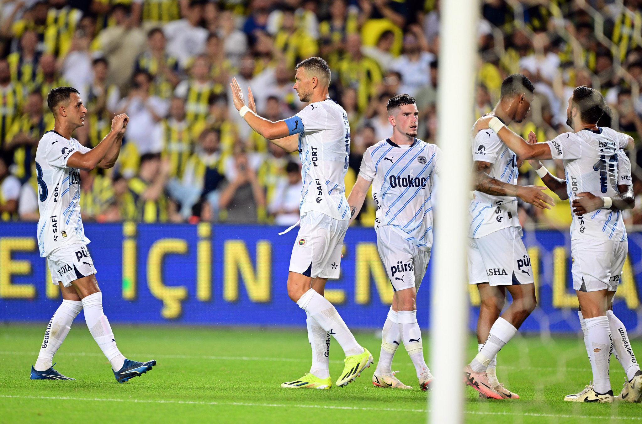 FENERBAHÇE HABERİ - Jose Mourinho’dan Lugano maçı öncesi flaş karar! Ayağının tozuyla...