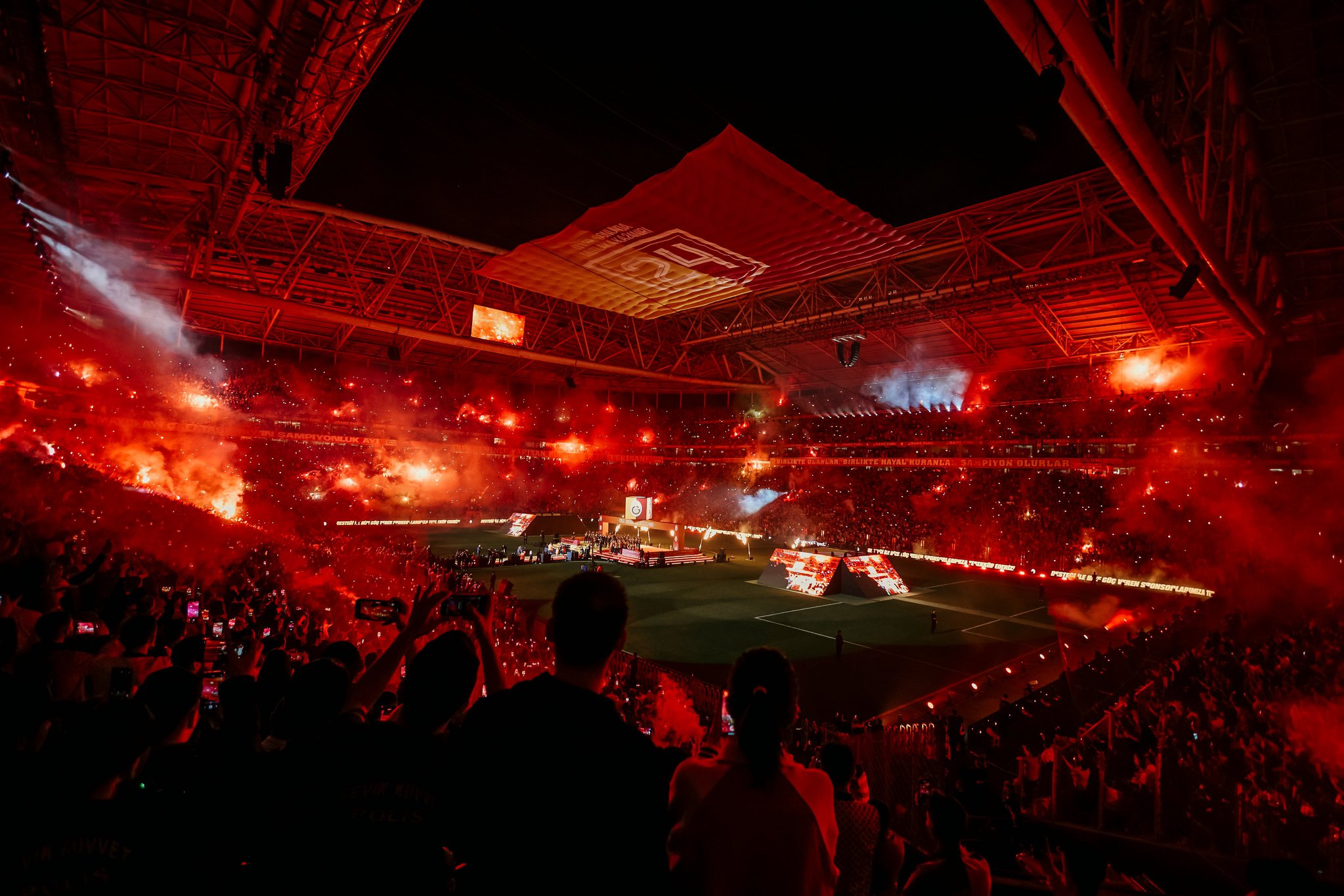 Galatasaray’da taraftarın sabrı taştı! Dursun Özbek...