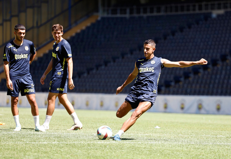 FENERBAHÇE HABERLERİ  | Jose Mourinho o ismi bırakmıyor! Takımda kalacak