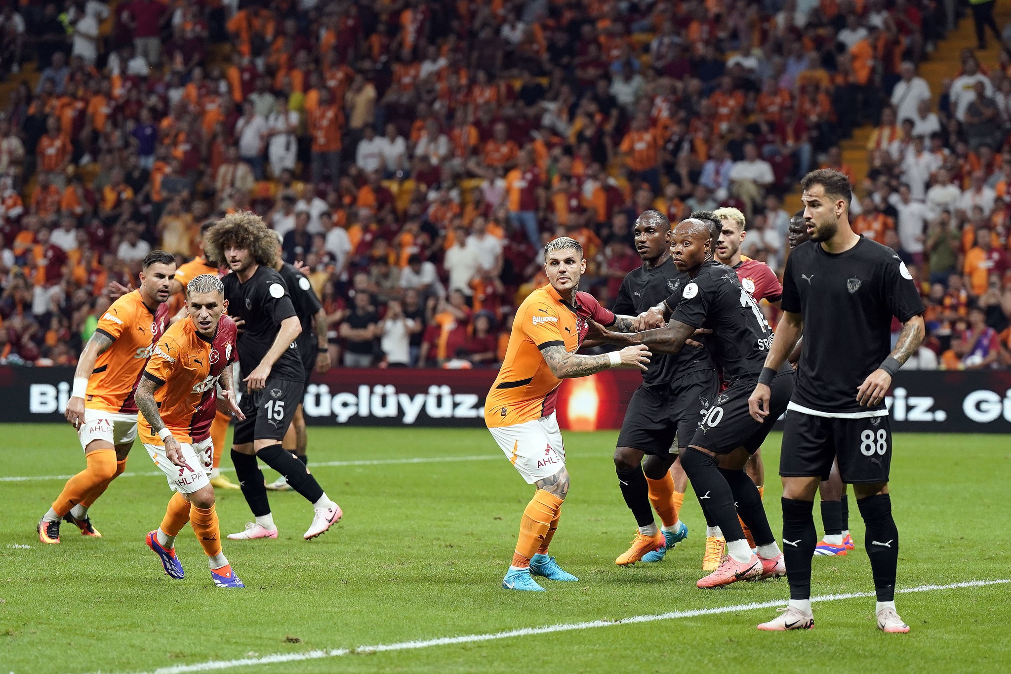 Galatasaray’a verilen penaltı kararı doğru mu? Ahmet Çakar yorumladı!