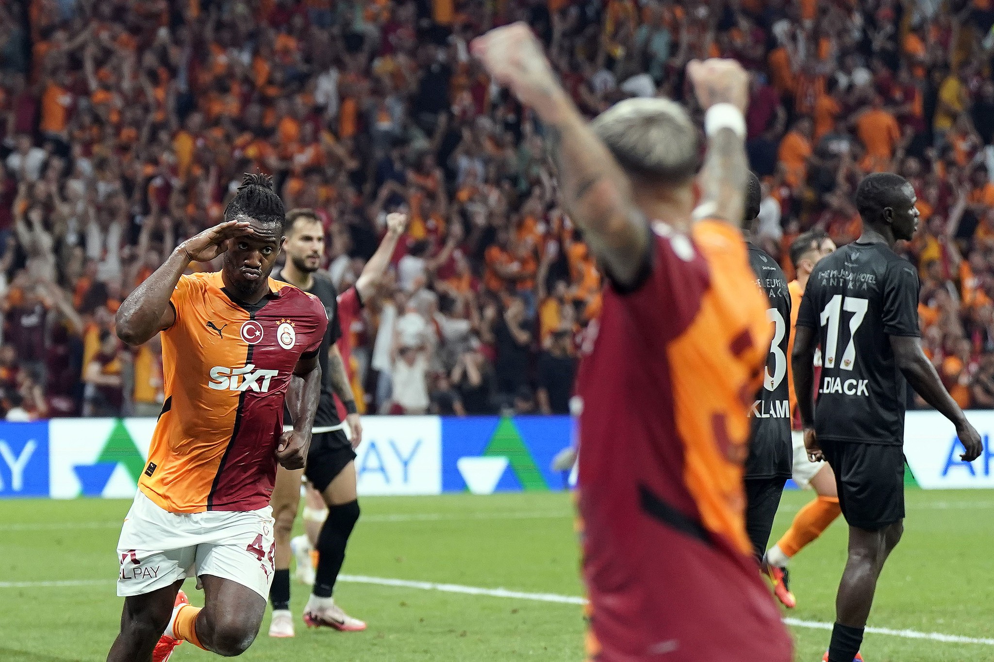 Galatasaray’a verilen penaltı kararı doğru mu? Ahmet Çakar yorumladı!