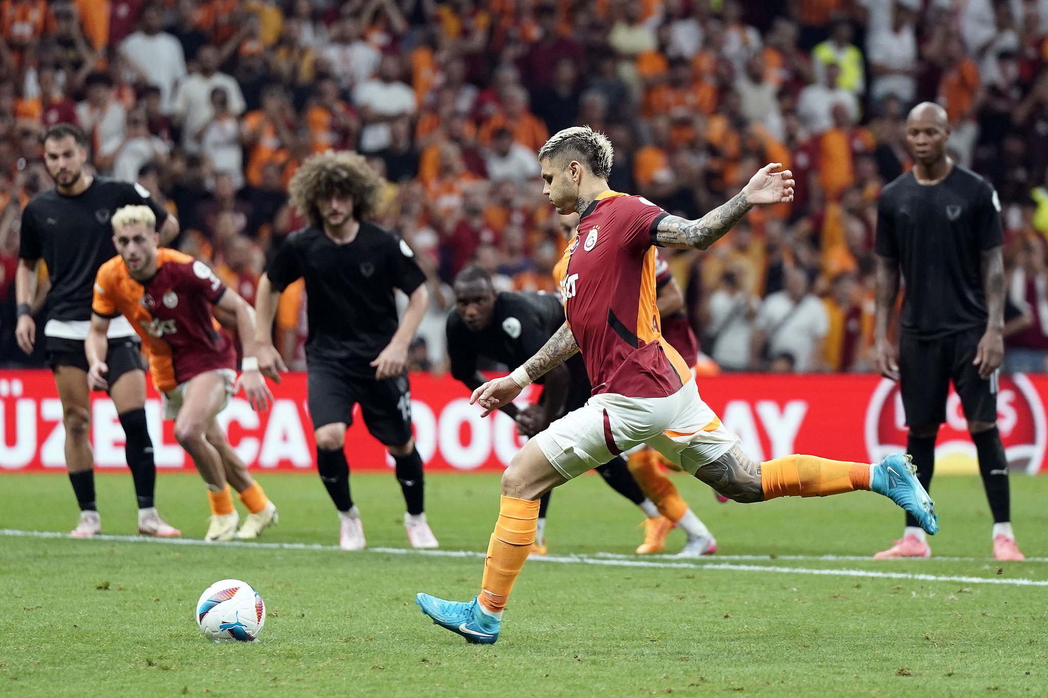 Galatasaray’a verilen penaltı kararı doğru mu? Ahmet Çakar yorumladı!