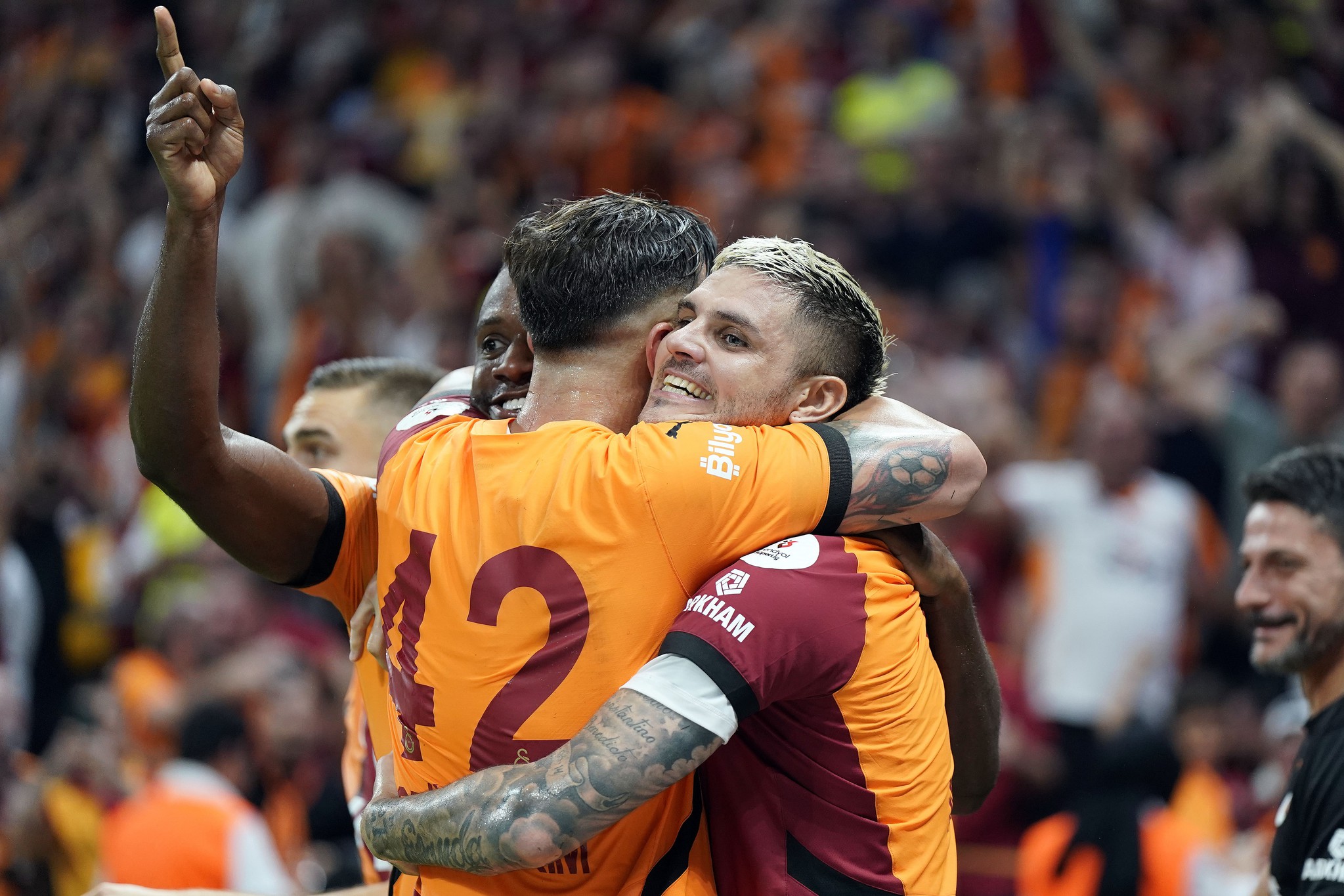 TRANSFER HABERİ: Galatasaray’da peş peşe ayrılıklar! Okan Buruk neşteri vurdu