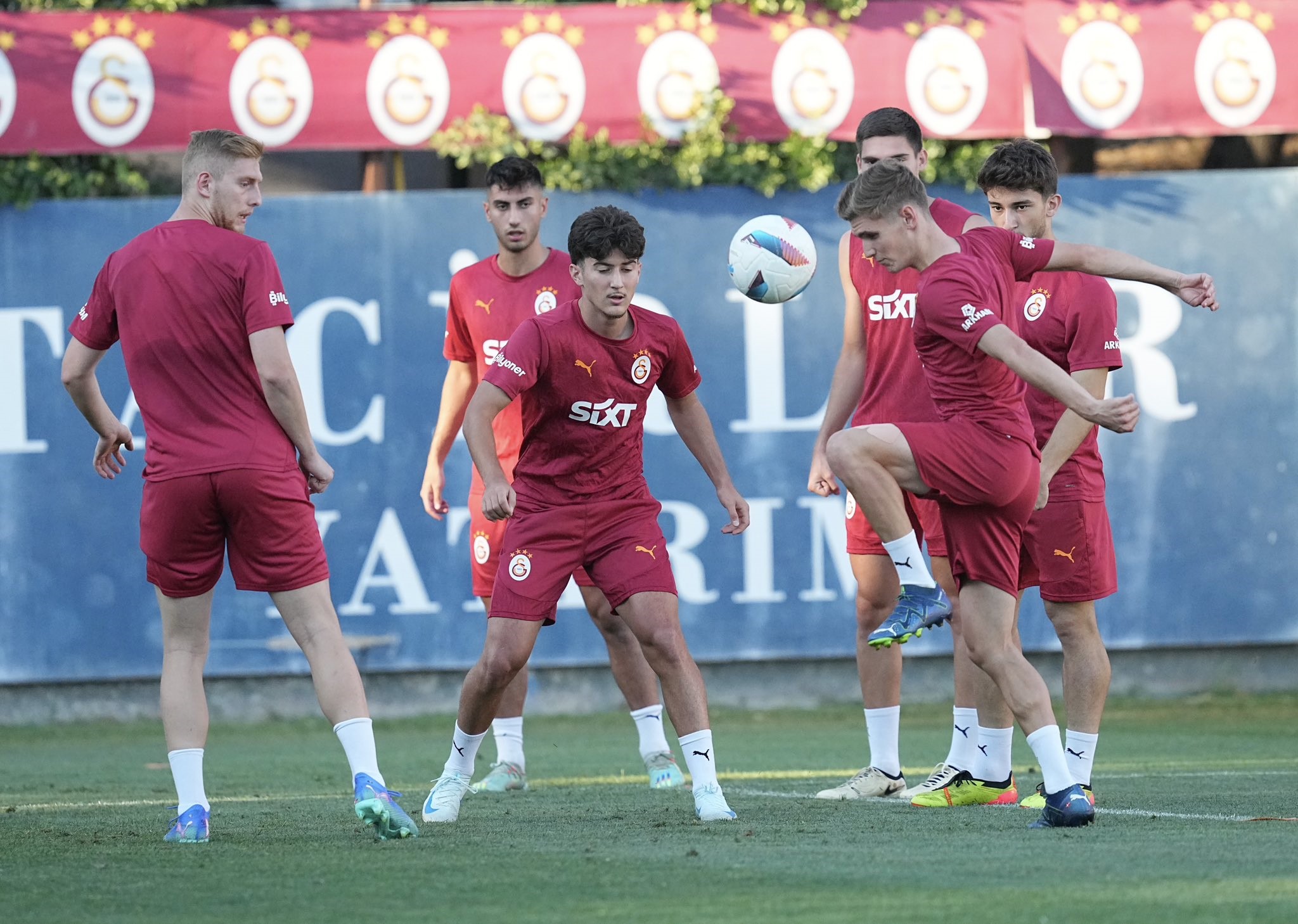 Galatasaray transferde Beşiktaş’ı üzecek!