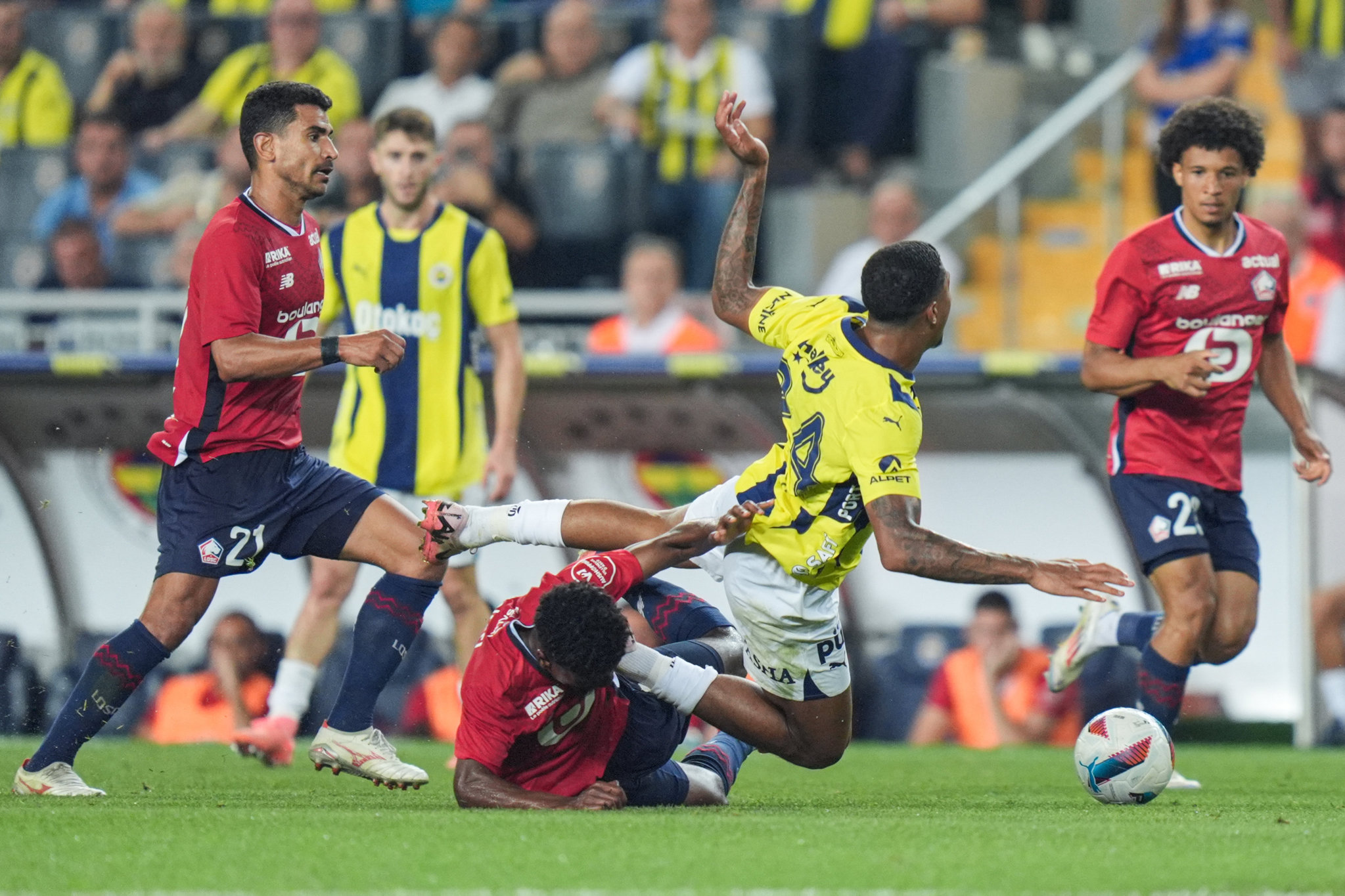 TRANSFER HABERİ | Devler Ligi’ne havlu atan Fenerbahçe’de yaprak dökümü! Tam 12 futbolcu...