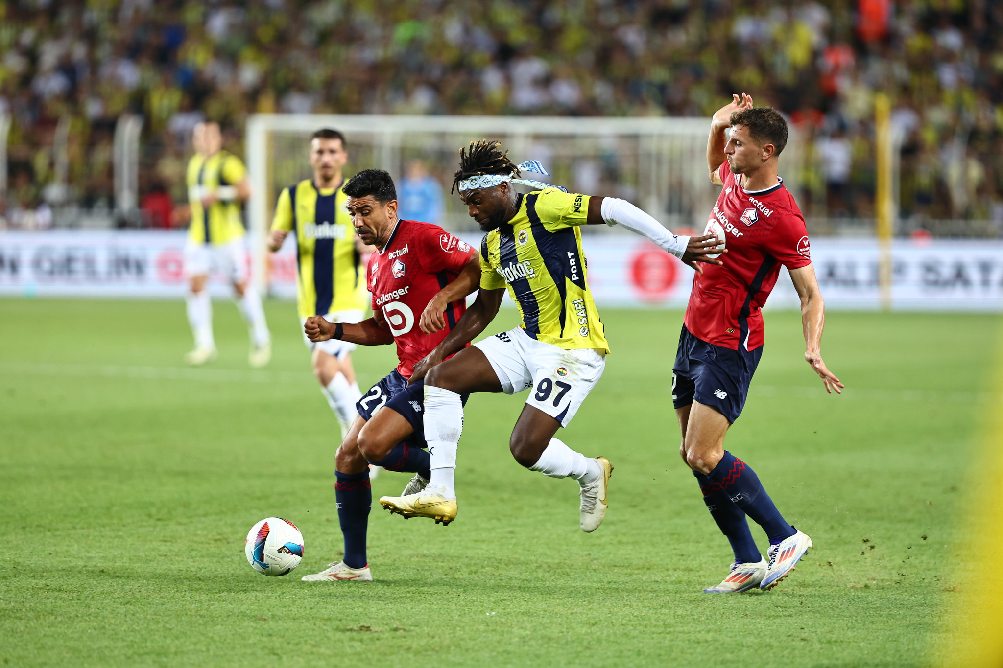 TRANSFER HABERİ | Devler Ligi’ne havlu atan Fenerbahçe’de yaprak dökümü! Tam 12 futbolcu...