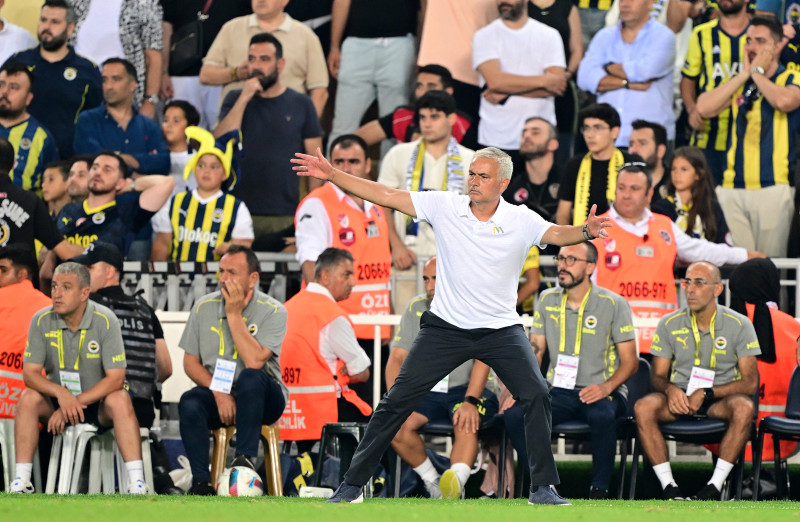 FENERBAHÇE HABERLERİ | Jose Mourinho eleştirilerin odağı oldu! Avrupa seviyesinde değil