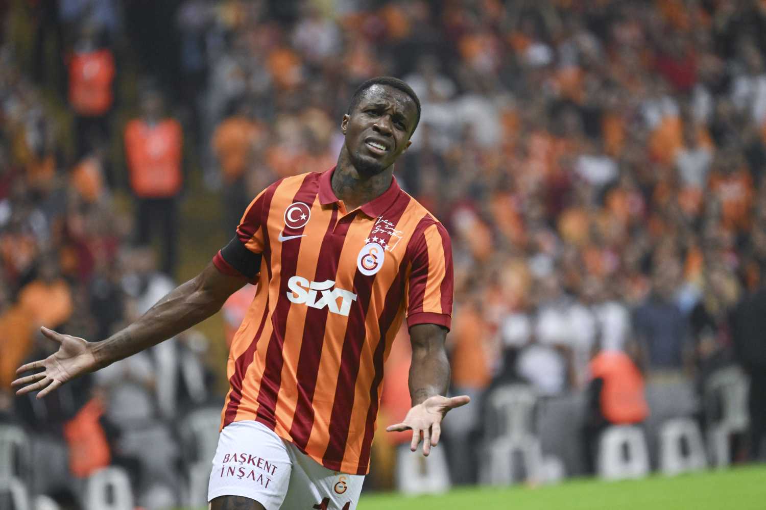 GALATASARAY HABERLERİ: Wilfried Zaha’dan tepki çeken açıklama! Taraftarları hedef aldı