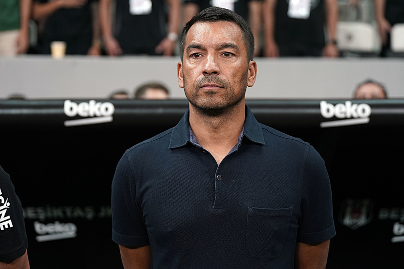 Beşiktaş’a transfer müjdesi! Van Bronckhorst’un eski öğrencisi...