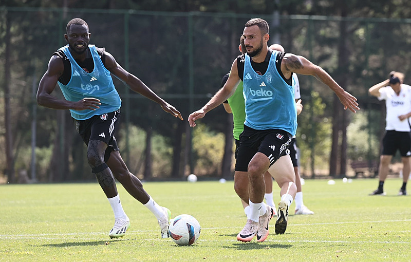 Beşiktaş’a transfer müjdesi! Van Bronckhorst’un eski öğrencisi...