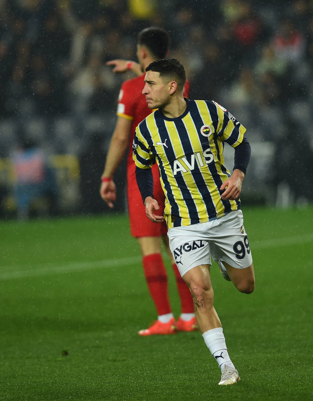 TRANSFER HABERİ: Fenerbahçe kapış kapış! Hangi futbolcu hangi takımdan teklif aldı?