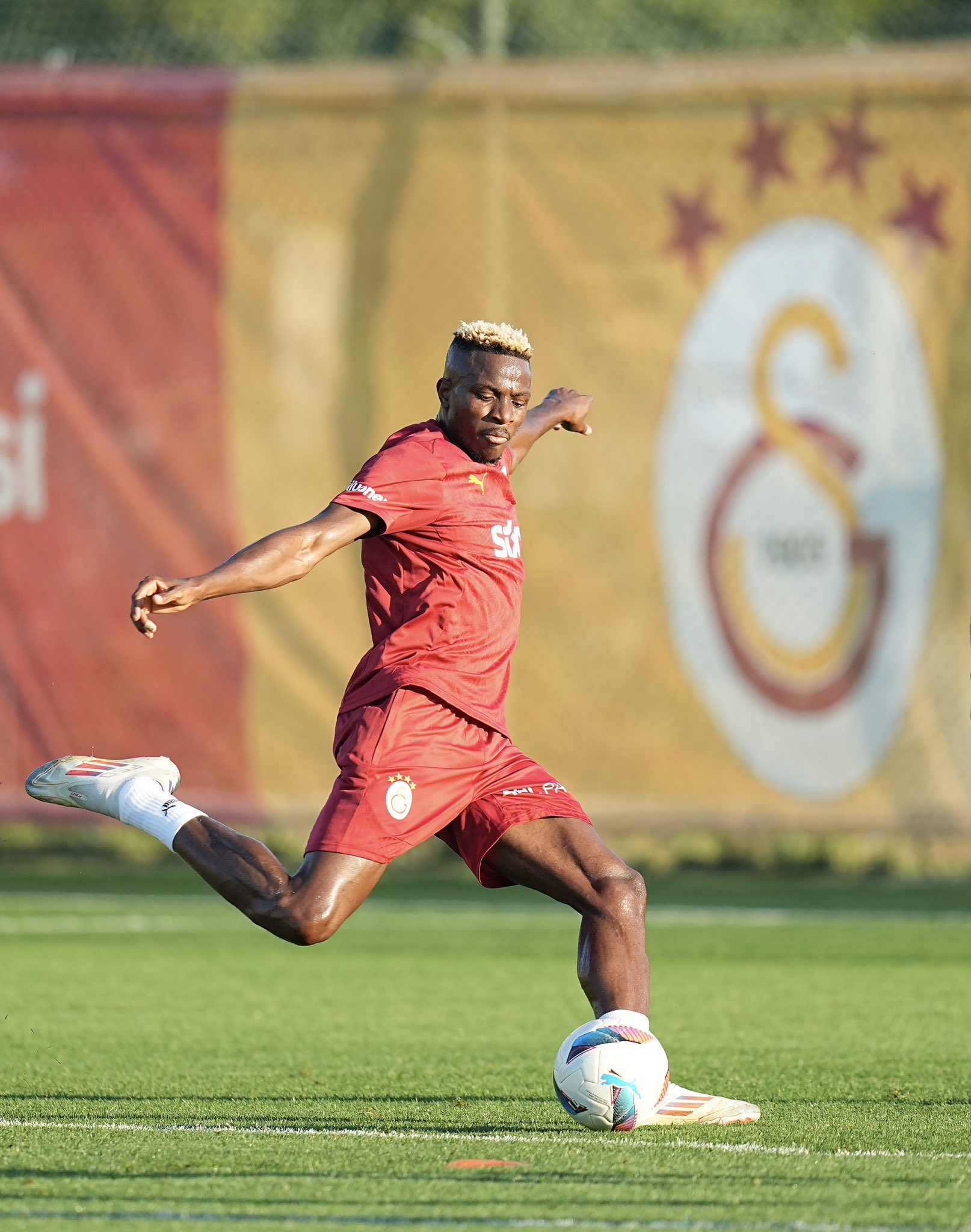 Victor Osimhen Galatasaray’la ilk idmanına çıktı! İşte o anlar