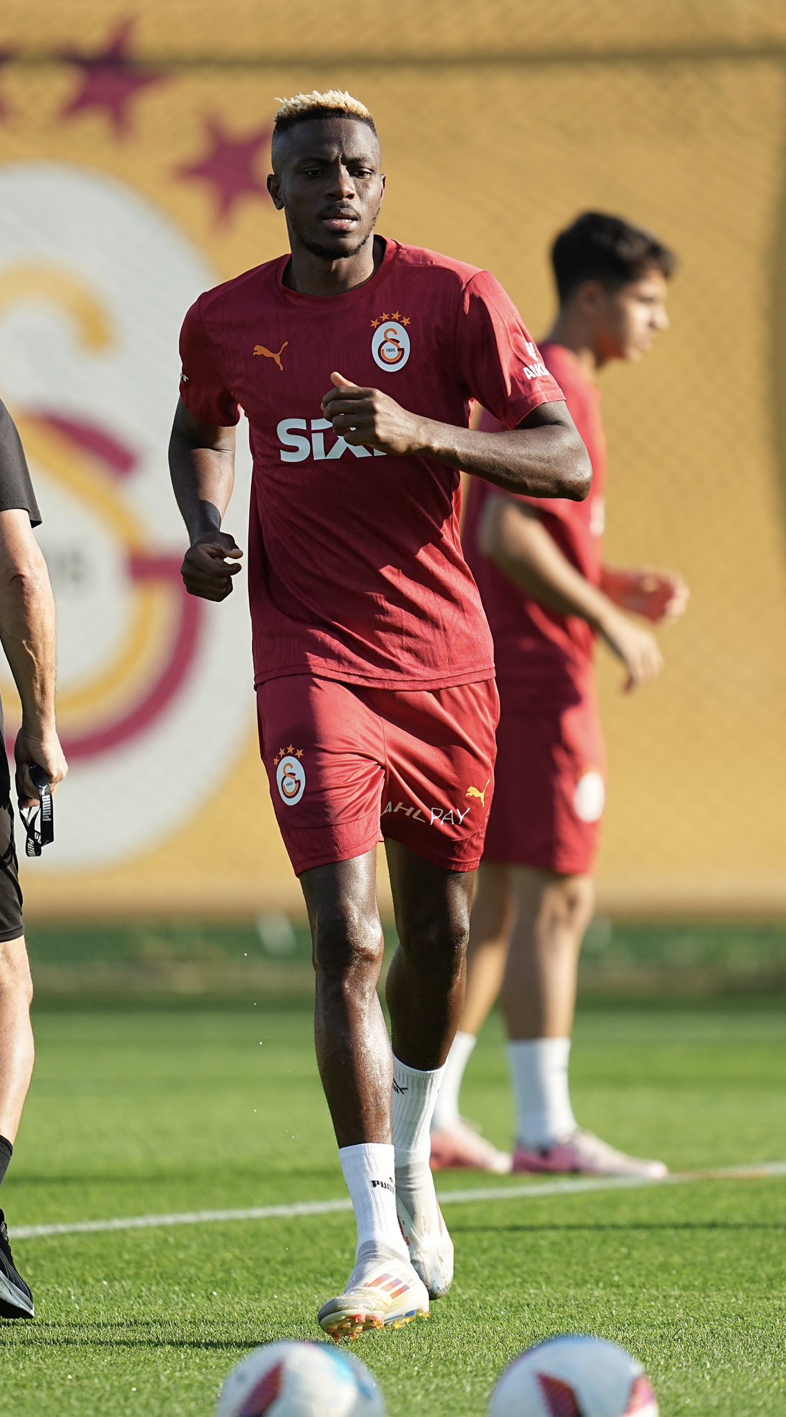 Victor Osimhen Galatasaray’la ilk idmanına çıktı! İşte o anlar