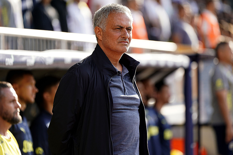 FENERBAHÇE HABERİ | Jose Mourinho’dan Livakovic’le özel toplantı! Kaleci transferi...