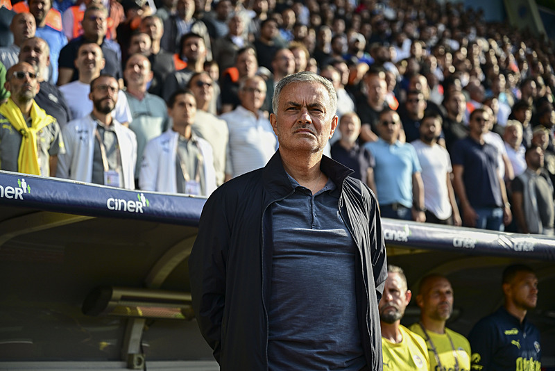 FENERBAHÇE HABERİ | Jose Mourinho’dan Livakovic’le özel toplantı! Kaleci transferi...