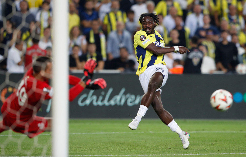 FENERBAHÇE HABERLERİ | Bright Osayi-Samuel gerçeği ortaya çıktı! Kırmızı kart sonrası soyunma odasında...