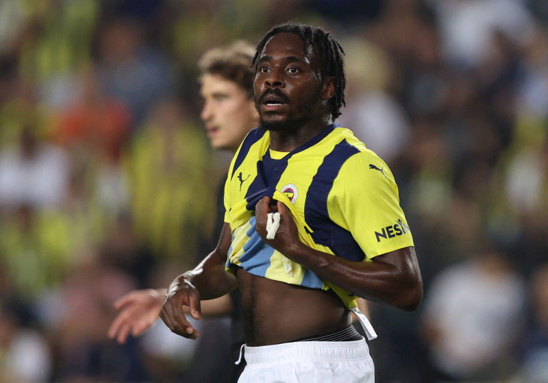 FENERBAHÇE HABERLERİ | Bright Osayi-Samuel gerçeği ortaya çıktı! Kırmızı kart sonrası soyunma odasında...