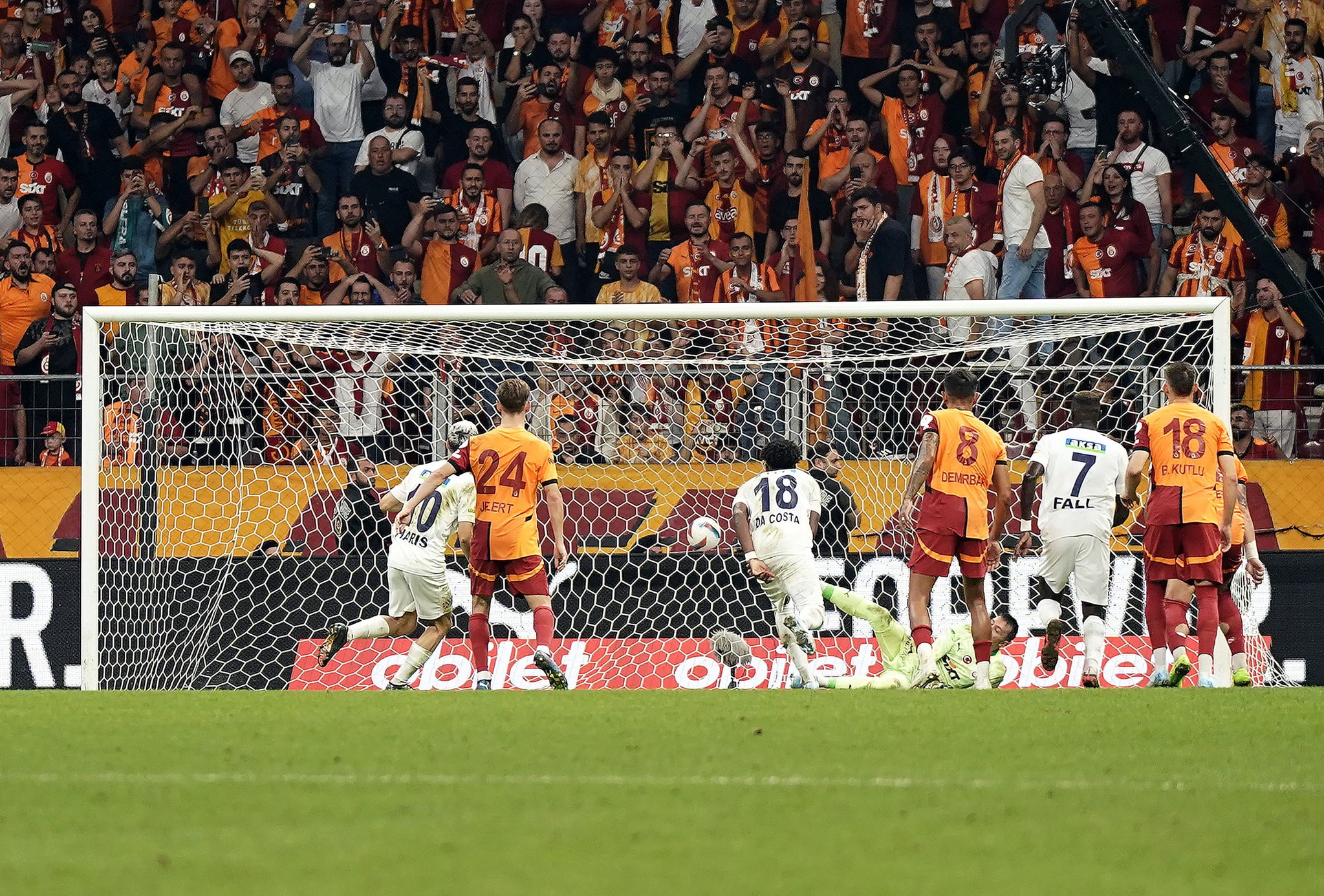 Kasımpaşa’nın Galatasaray karşısında kazandığı penaltı doğru mu? Eski hakemler açıkladı