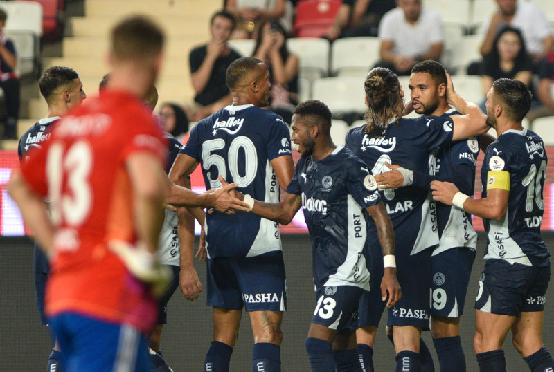 Jose Mourinho yıldız ismi sahaya sürüyor! İşte Fenerbahçe’nin Twente maçı 11’i