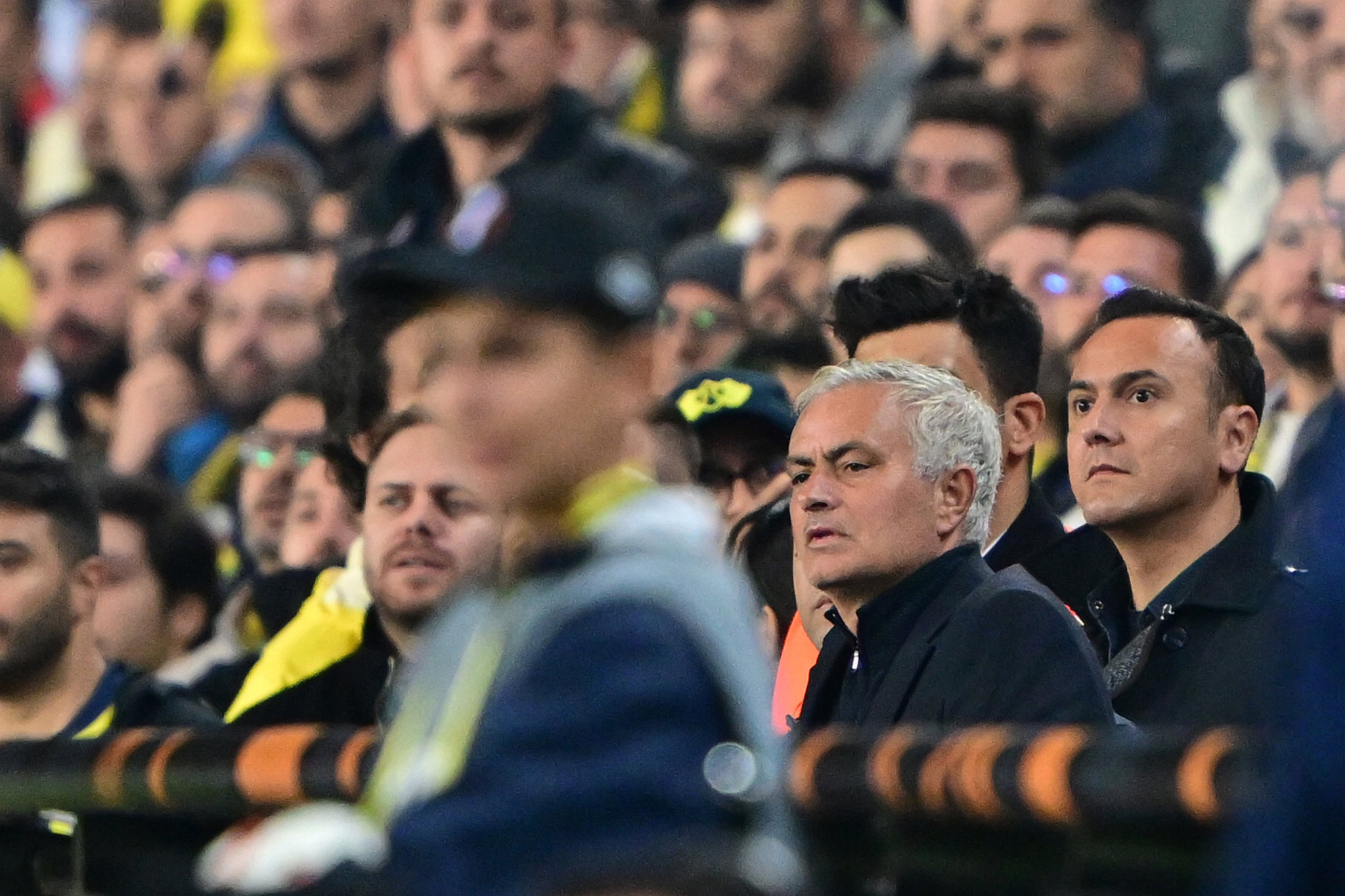 İngiliz basınından Jose Mourinho manşetleri! Sahayı terketmesi...