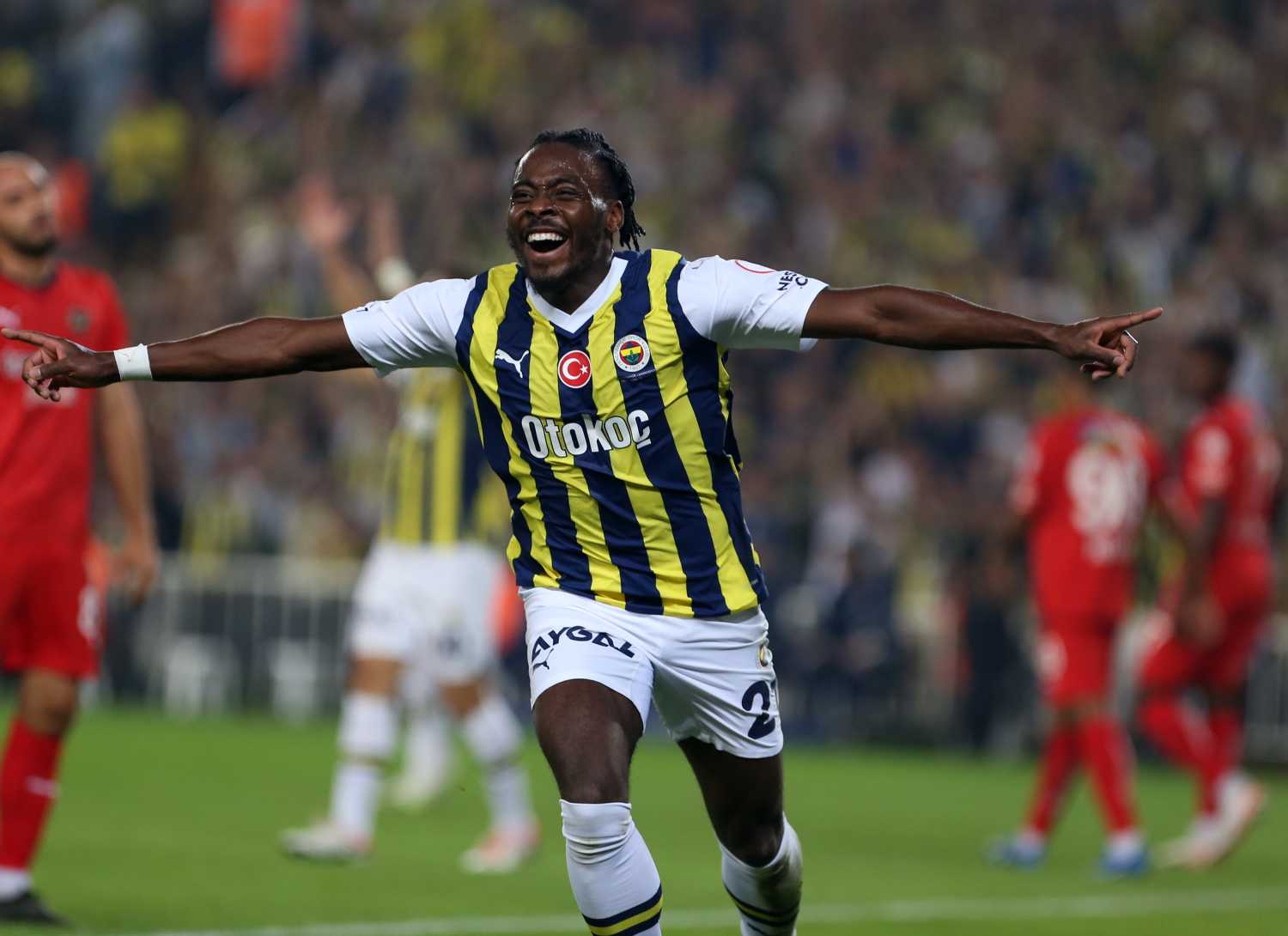 Osayi Samuel Fenerbahçe’de kalacak mı? İşi ile aşkı arasında kaldı