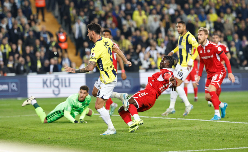 Fenerbahçe’de o yıldıza övgü dolu sözler! Yurt dışında gündeme oturdu