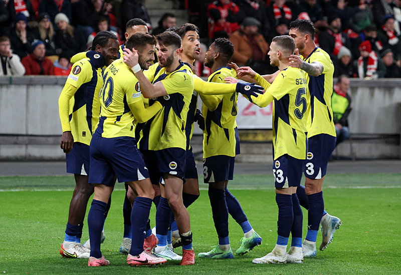 Fenerbahçe Çekya basınının manşetlerini süsledi! Galibiyetten sonra...