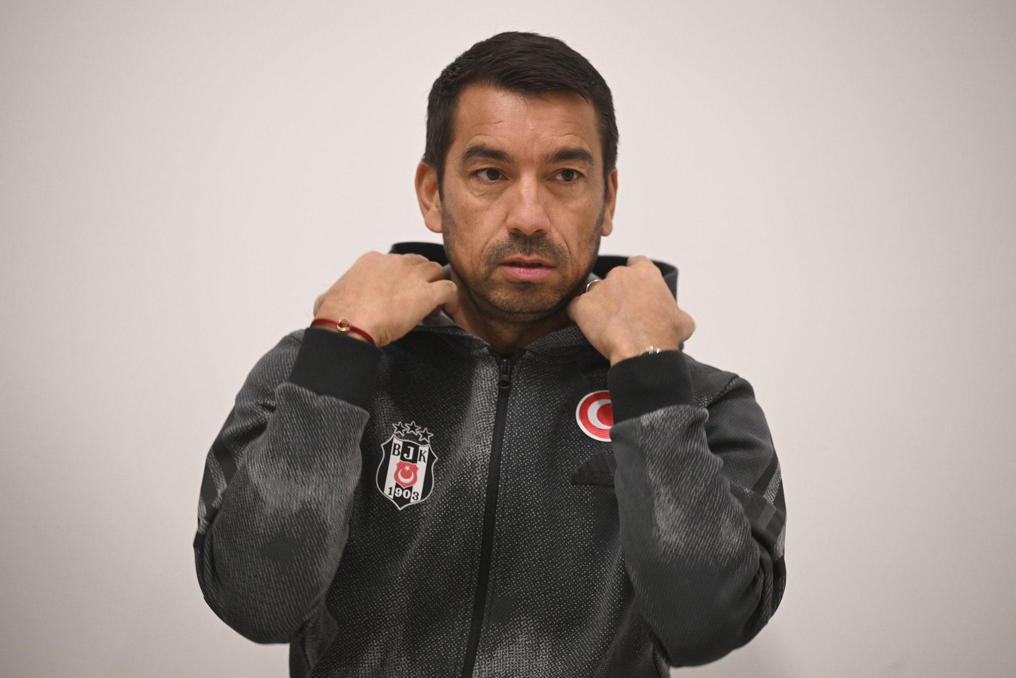 Beşiktaş’ta Van Bronckhorst görevi bırakmak için şart koştu!