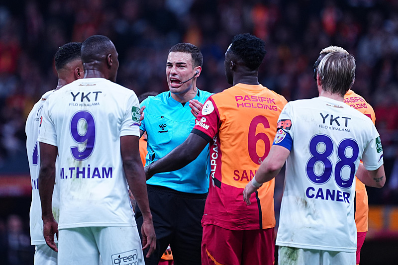 Osimhen’in pozisyonu penaltı mıydı? Eski hakemler Galatasaray - Eyüpspor maçını yorumladı