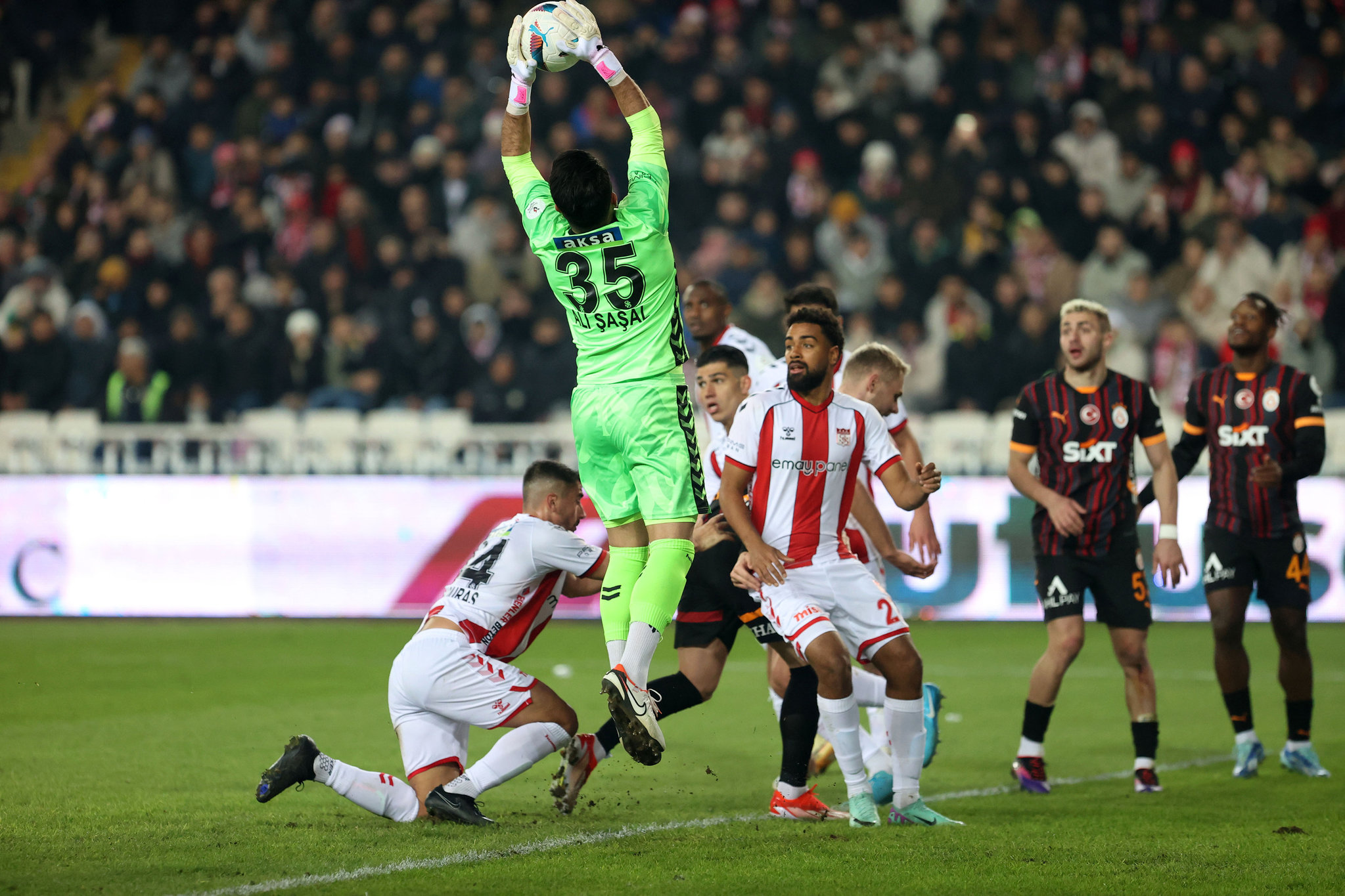 Spor yazarları, Sivasspor - Galatasaray maçını değerlendirdi! Görüntüler rezalet